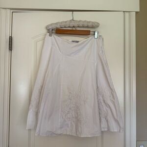 White Women's Skirt w/ Embroidery